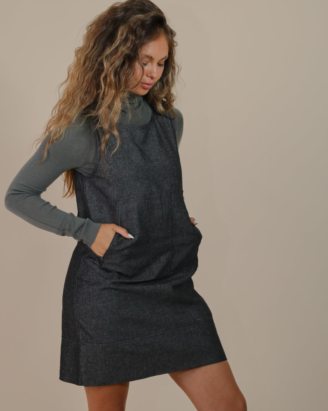 Model styling Juana Denim Atelier Shift Dress in indigo for a casual daytime look, paired with sustainable accessories.