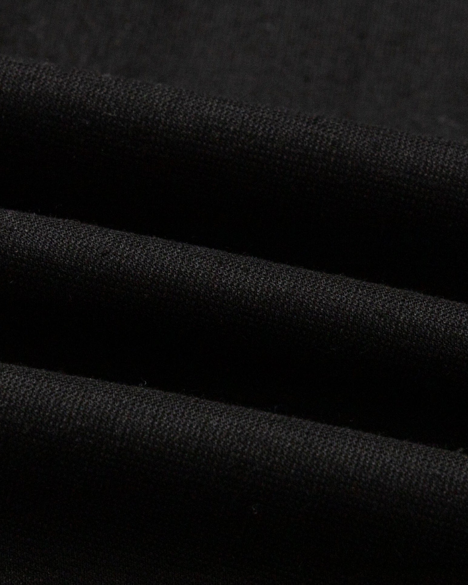 Close-up of the hemp–organic cotton-woven fabric of Aella Top (black), highlighting breathable natural fibers.