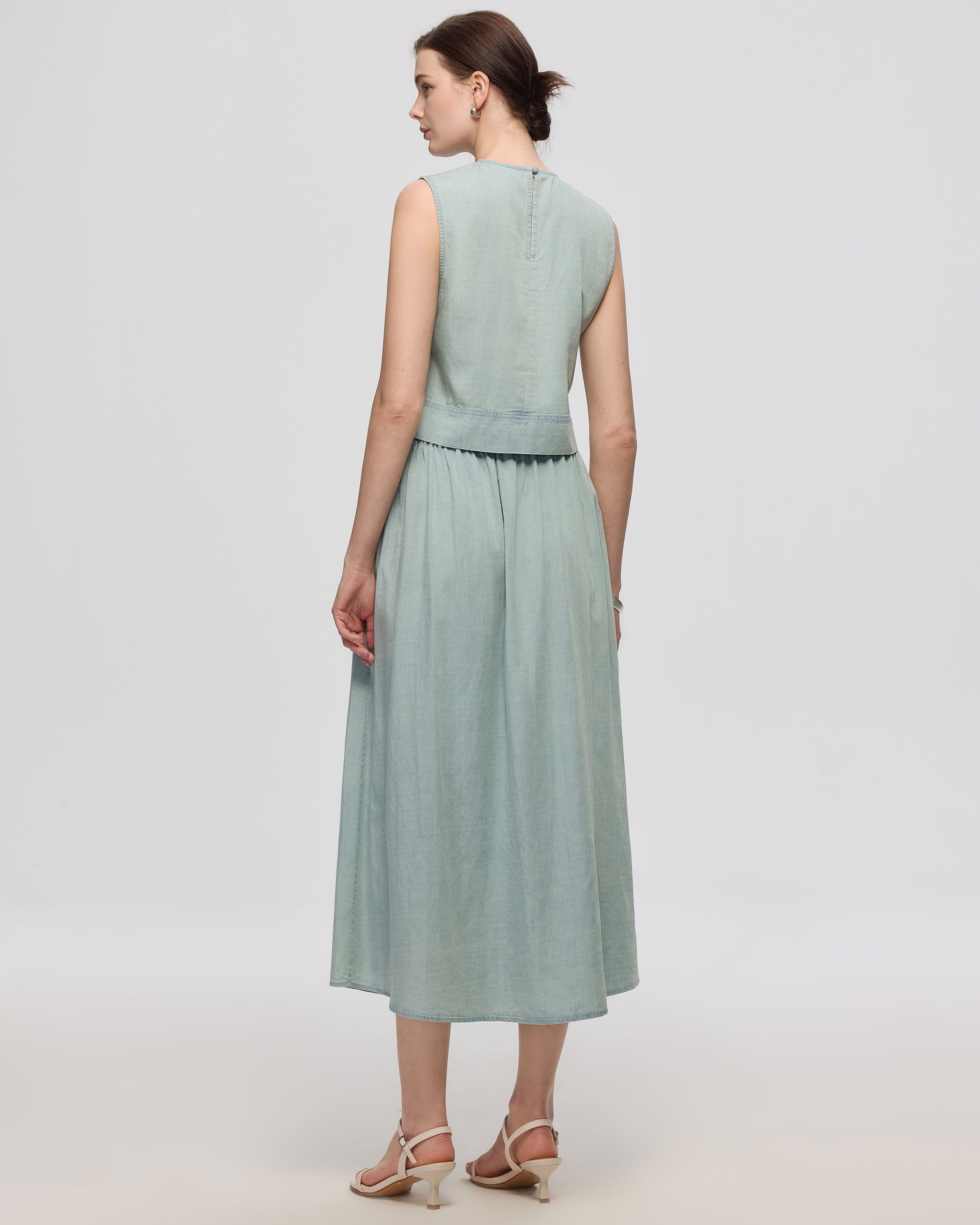 Juana Amaia Pleated Maxi Skirt Chambray blue (sustainable tencel–cotton–hemp) model back view showing elasticized waistband
