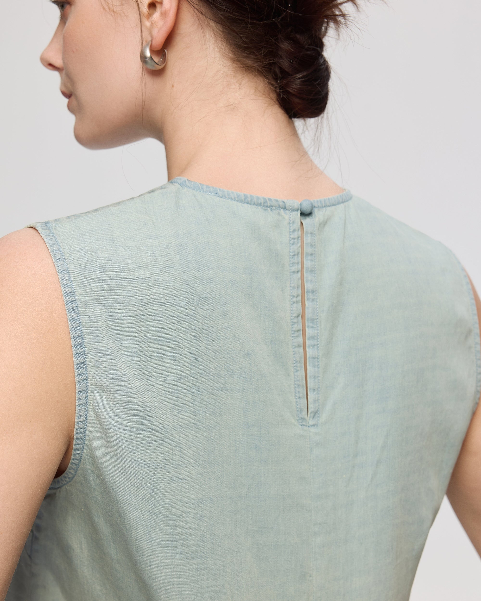 Juana Amaia Shell Top Chambray blue (Tencel–cotton–hemp) back view silhouette on model
