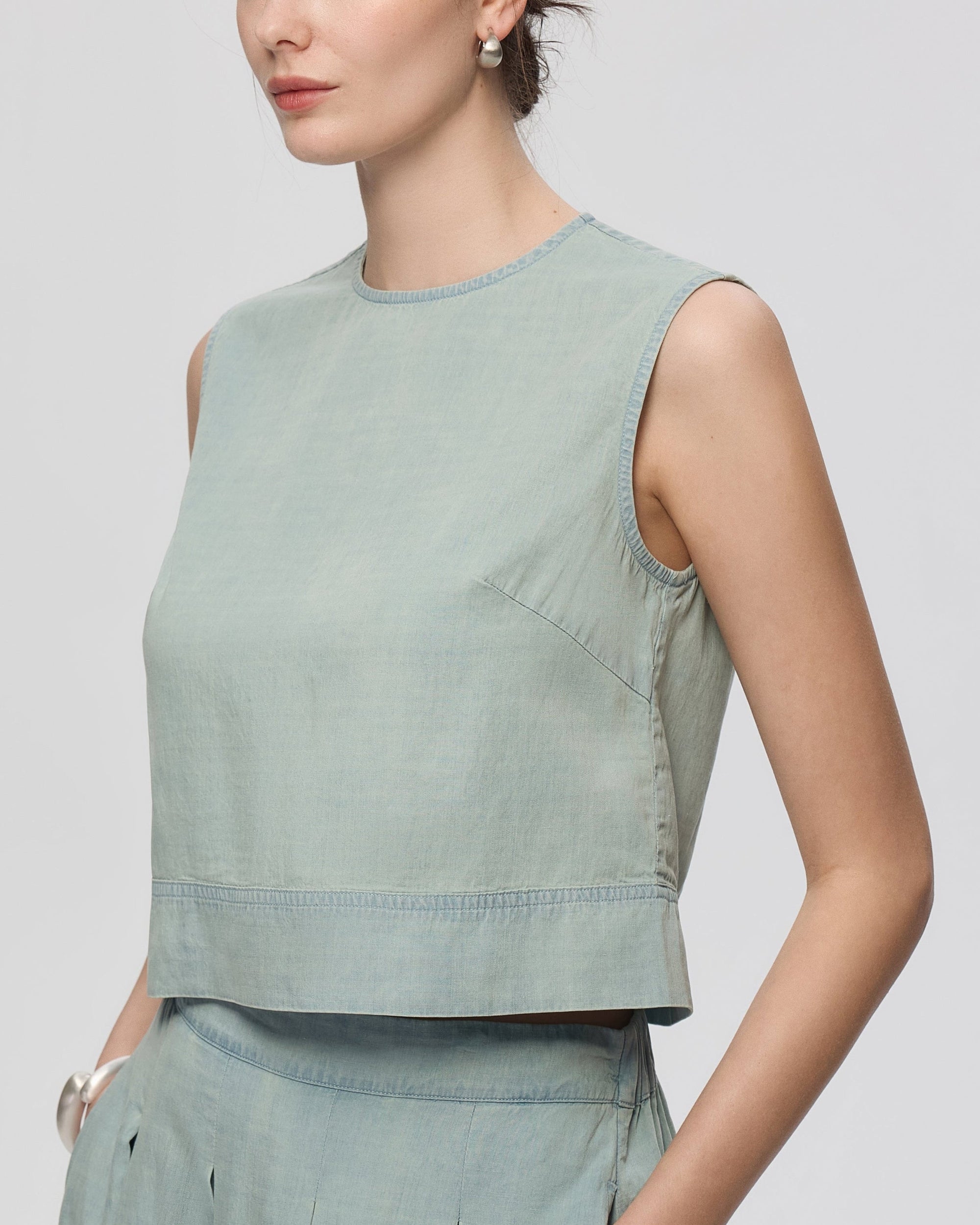 juana-amaia-shell-top-chambray-blue-model-details