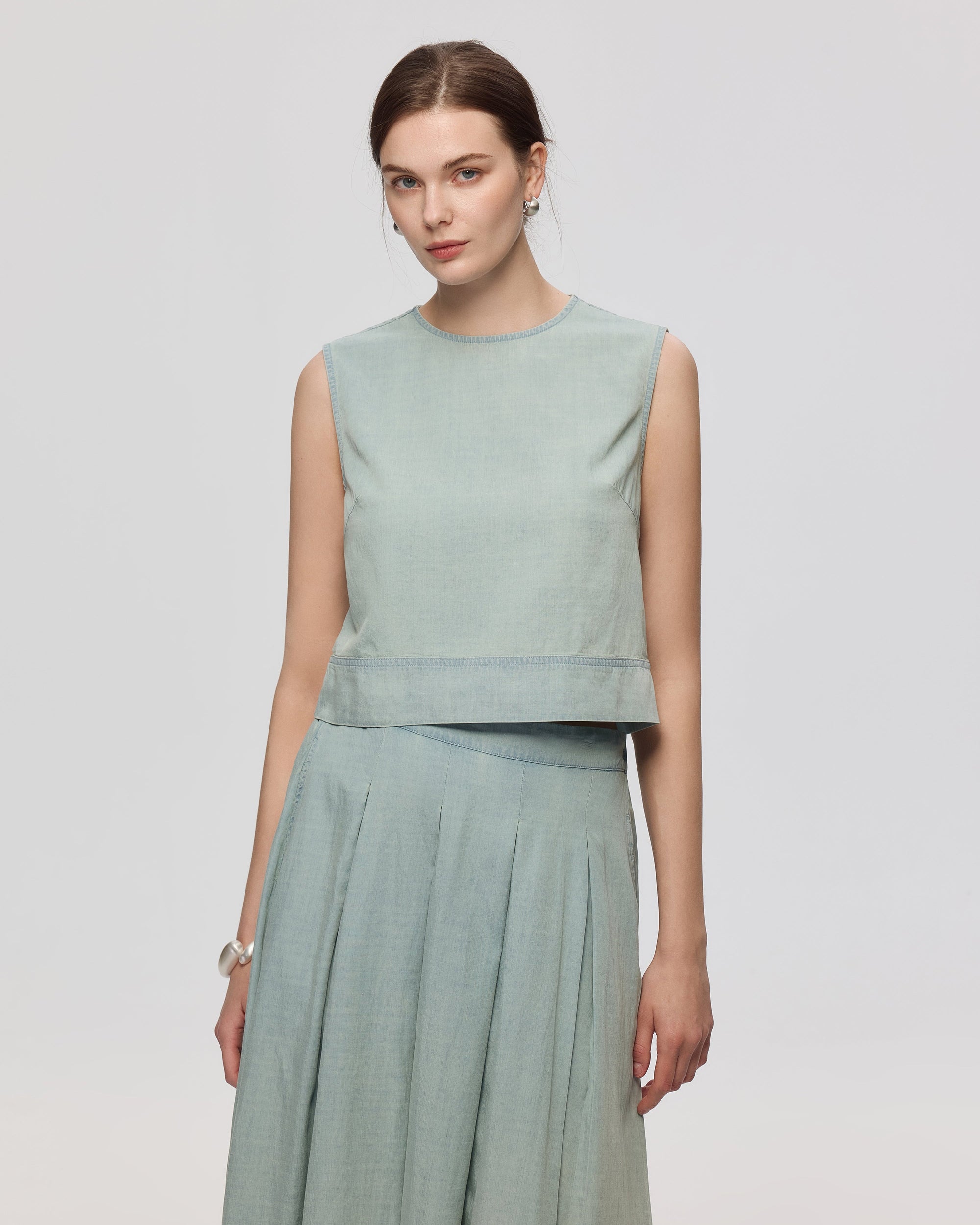 Juana Amaia Shell Top Chambray blue (Tencel–cotton–hemp) polished everyday styling on model