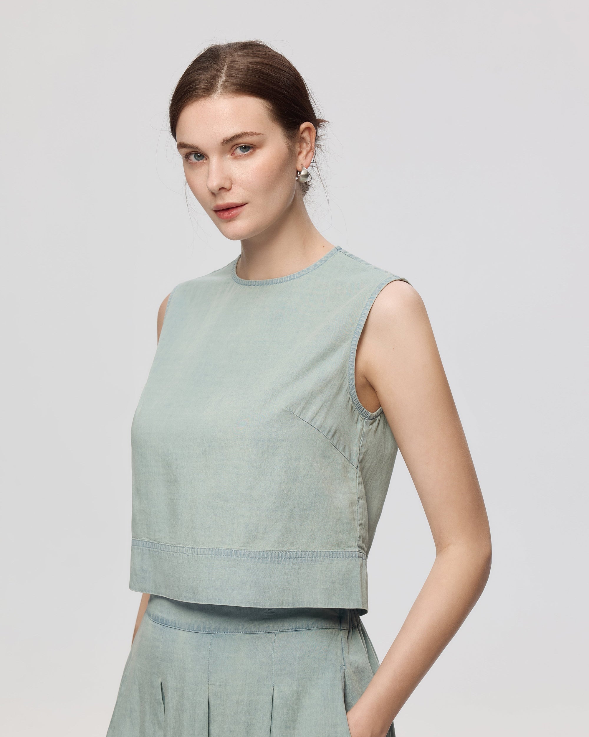 Juana Amaia Shell Top Chambray blue (Tencel–cotton–hemp) sleeveless silhouette on model