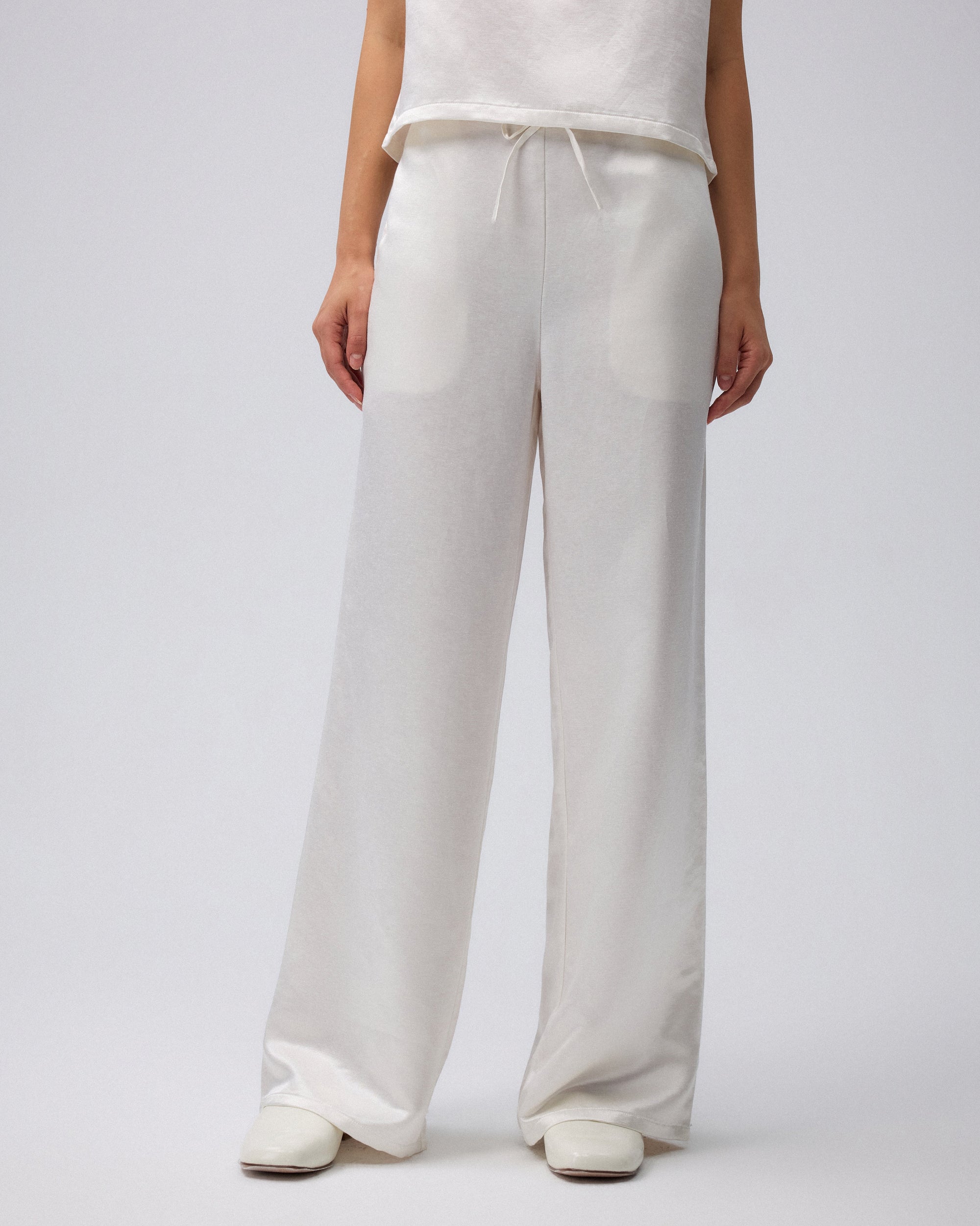 Juana Aven Wide Leg Pants in Pearl White (hemp–silk) detail view showing the handcrafted drawstring and deep side pocket.