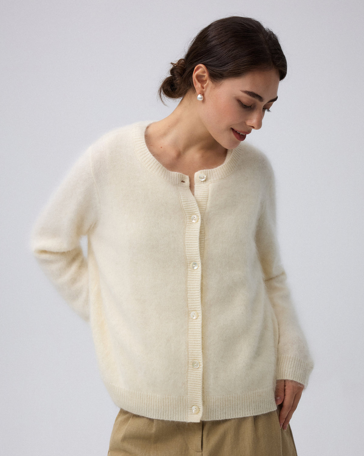 juana-brushed-wool-blend-cardigan-ivory-model-look2