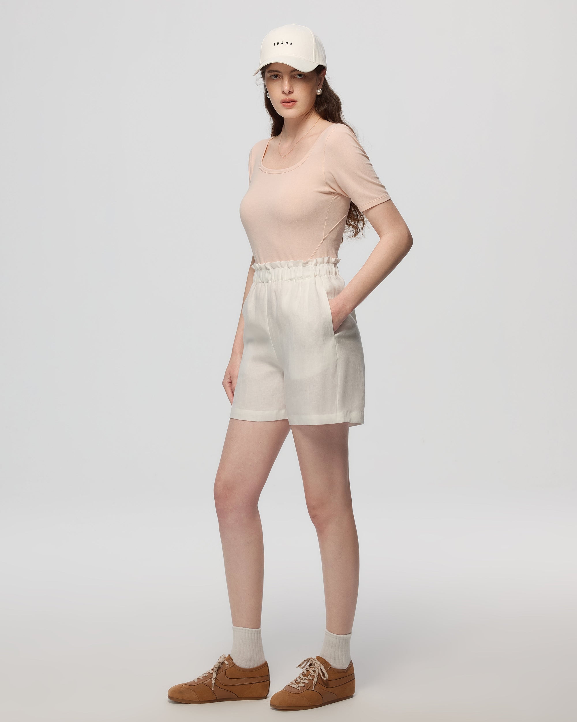 Juana Classics Squareneck T-Shirt (peach) complete look on model showing the square neckline