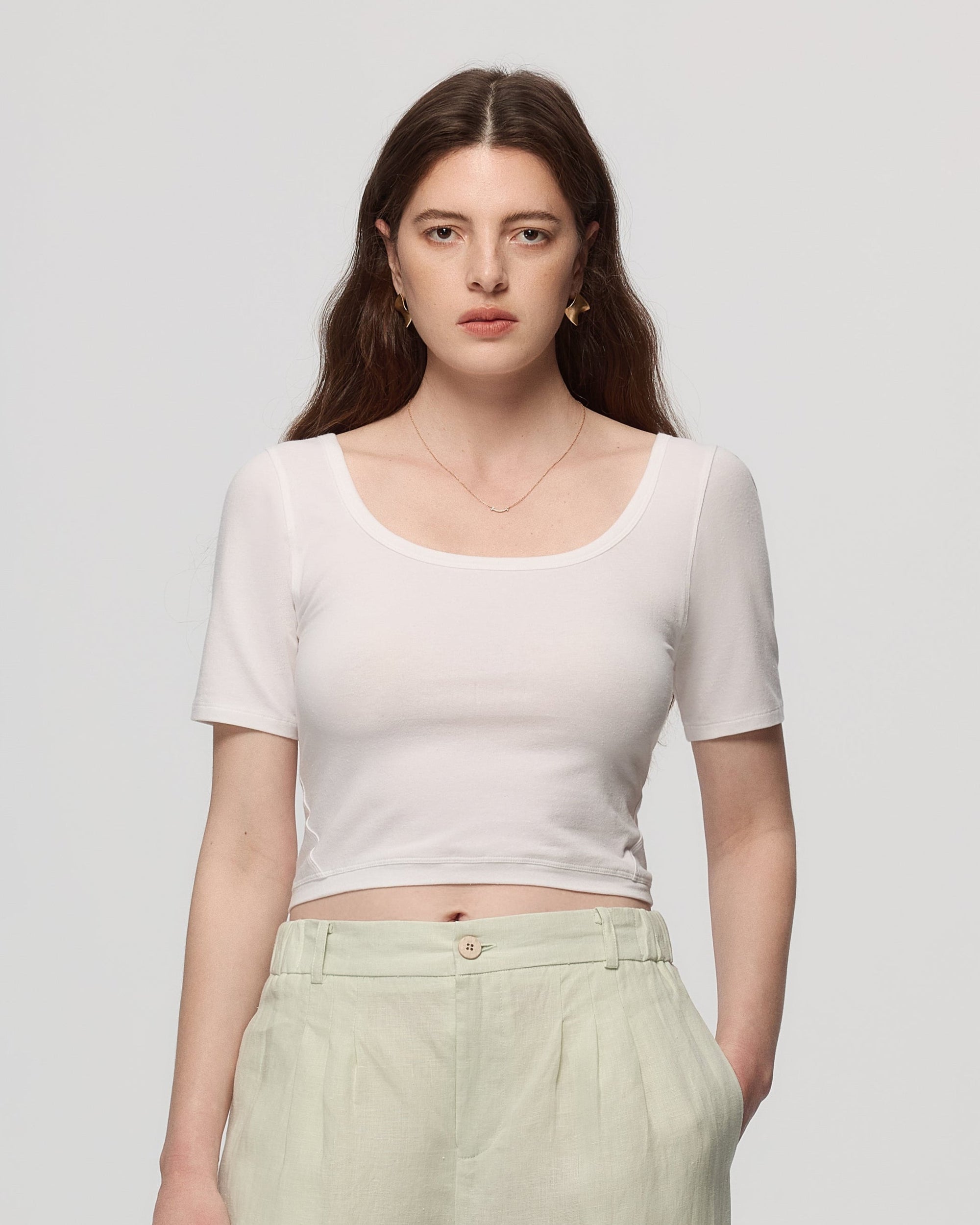Juana Classics Squareneck T-Shirt white (organic cotton–hemp) on model featuring square neckline
