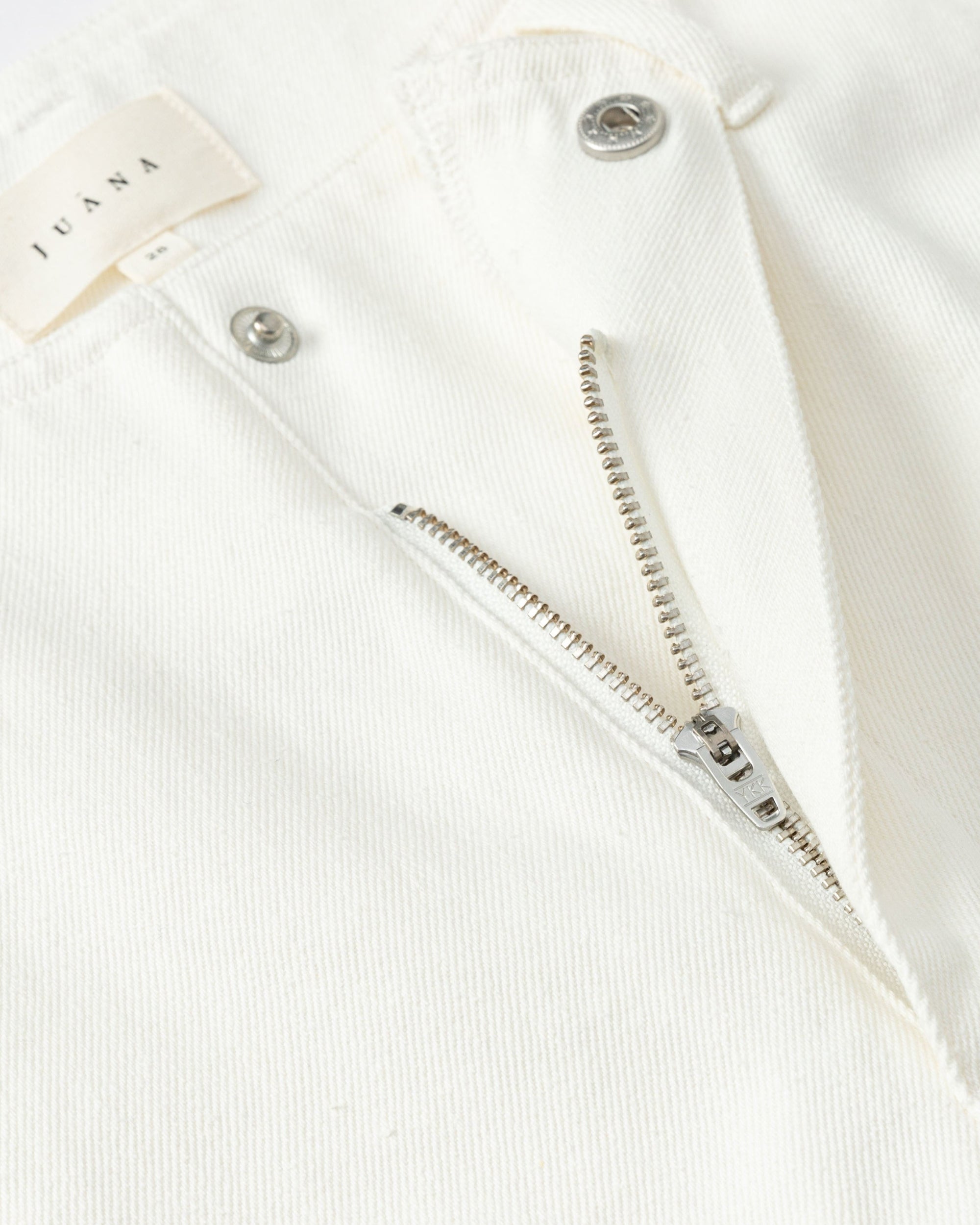 Juana Denim Atelier Barrel Jeans white (cotton–hemp) layflat detail showing zipper, button, and seam construction