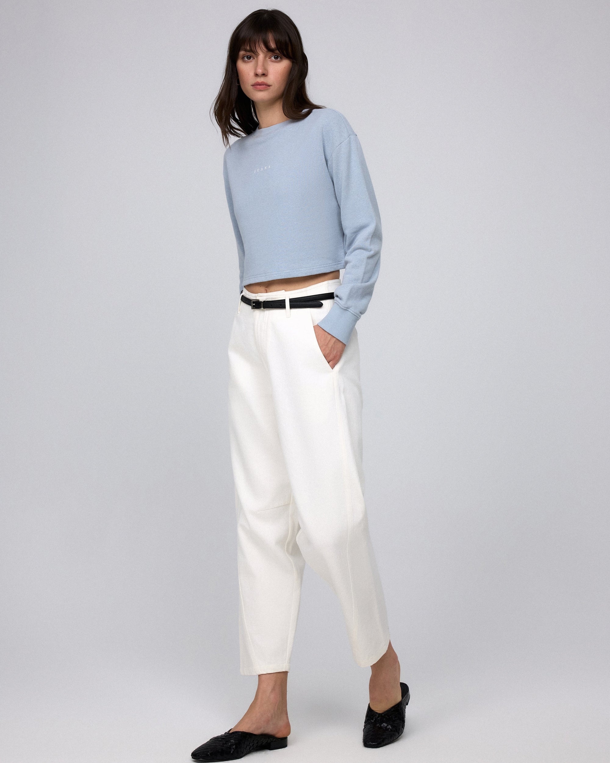 Juana Denim Atelier Barrel Jeans white (cotton–hemp) model look 1 showing the relaxed leg and tapered hem