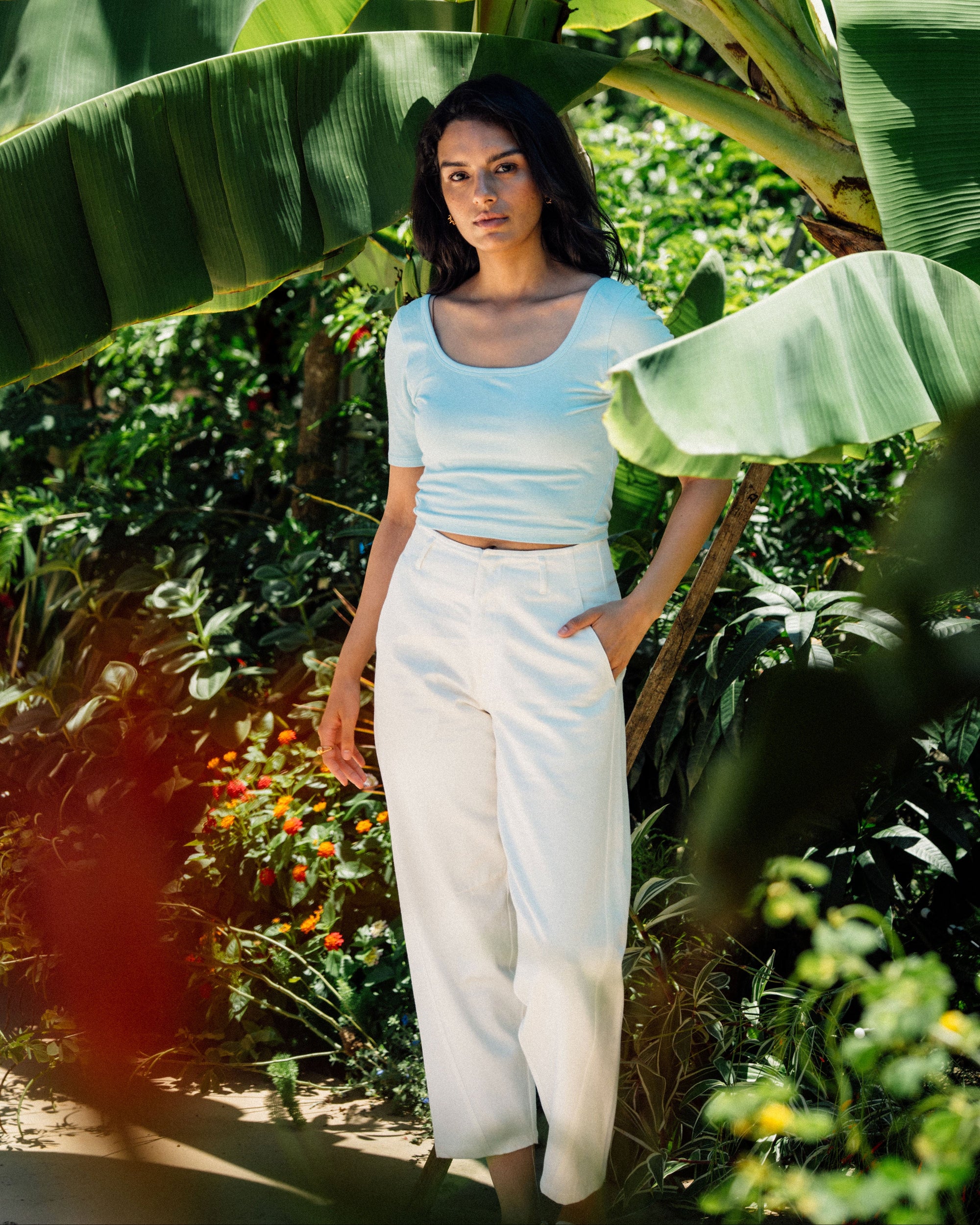 Juana Denim Atelier Barrel Jeans white (cotton–hemp) model look 2 showing the sculptural leg shape