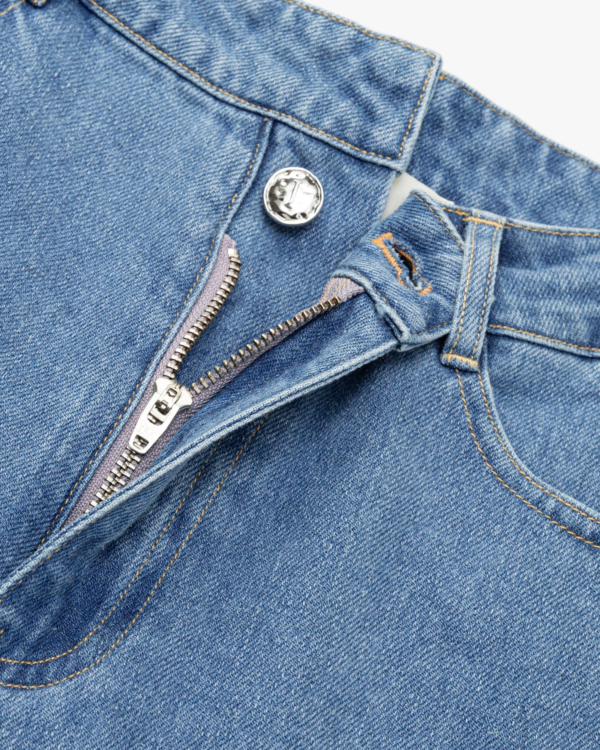 Juana Denim Atelier Crossover Jeans light blue denim (cotton–hemp) detail view of crossover waistband and pocket construction