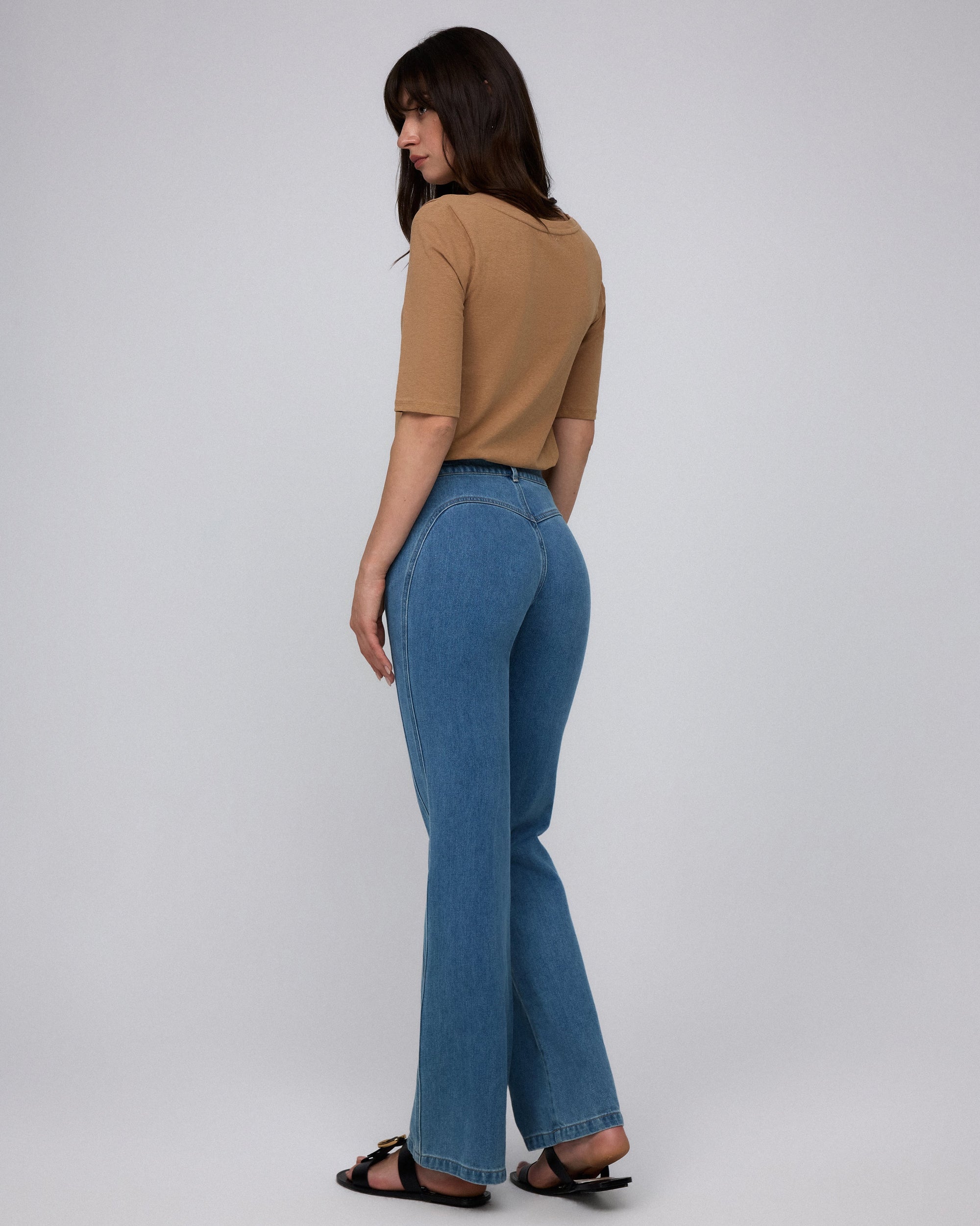Juana Denim Atelier Flare Jeans light blue denim (cotton–hemp blend) model back view showing clean pocket-free finish