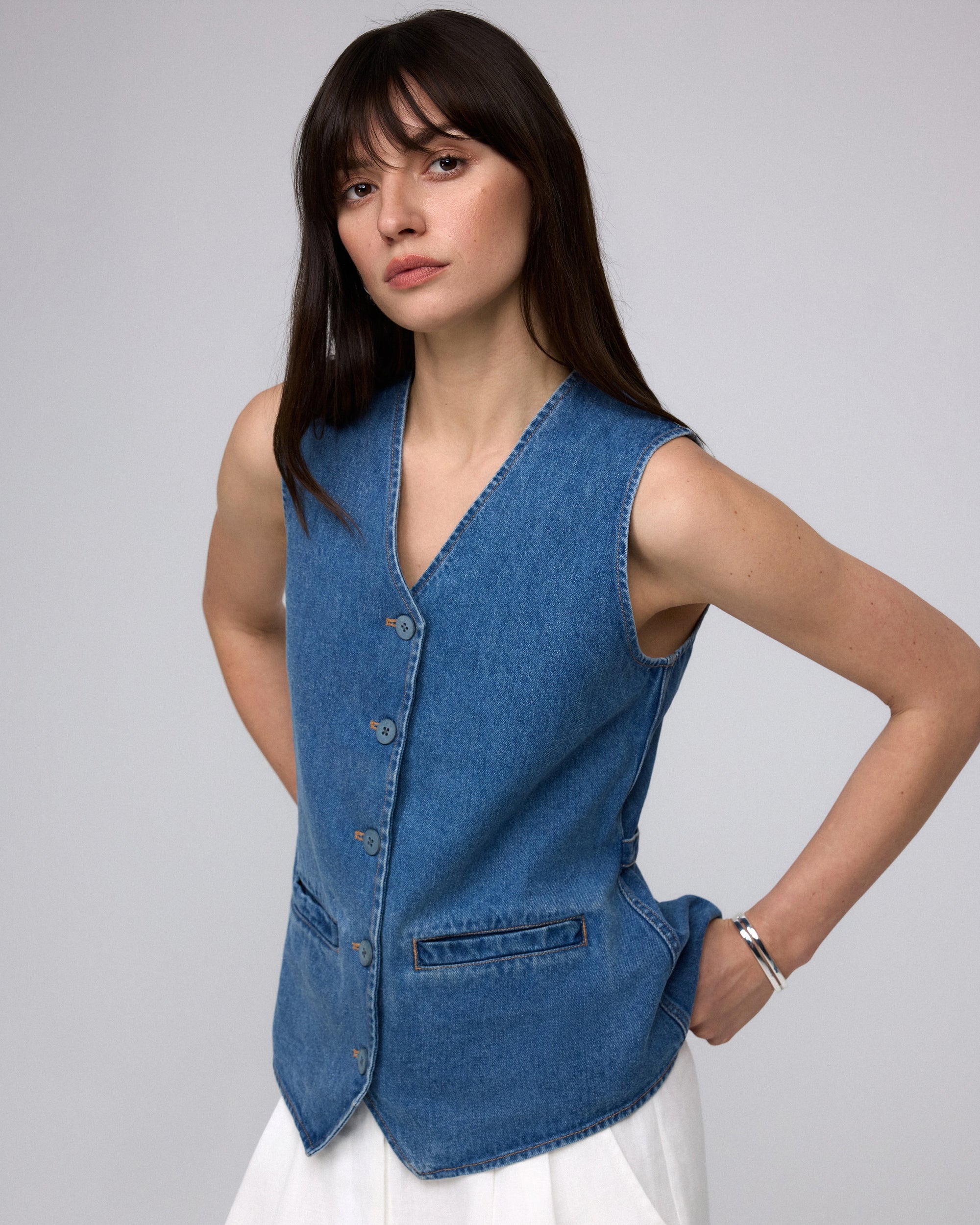 Juana Denim Atelier Vest light blue denim (hemp–cotton) model detail view with corozo buttons and vintage wash