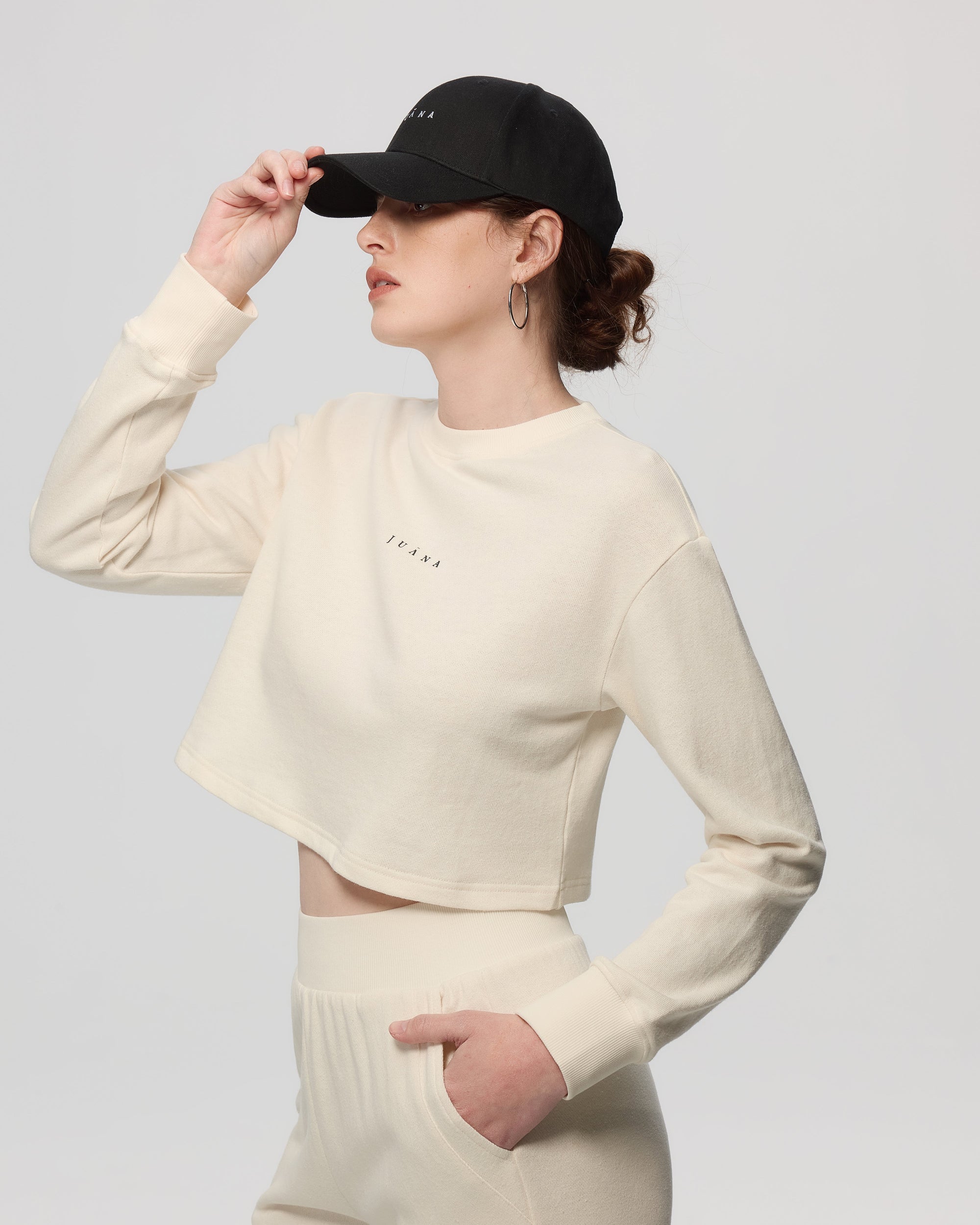 Woman wearing Juana Hemp Essentials Cap in black organic-cotton–hemp blend, styled for sustainable everyday wear.