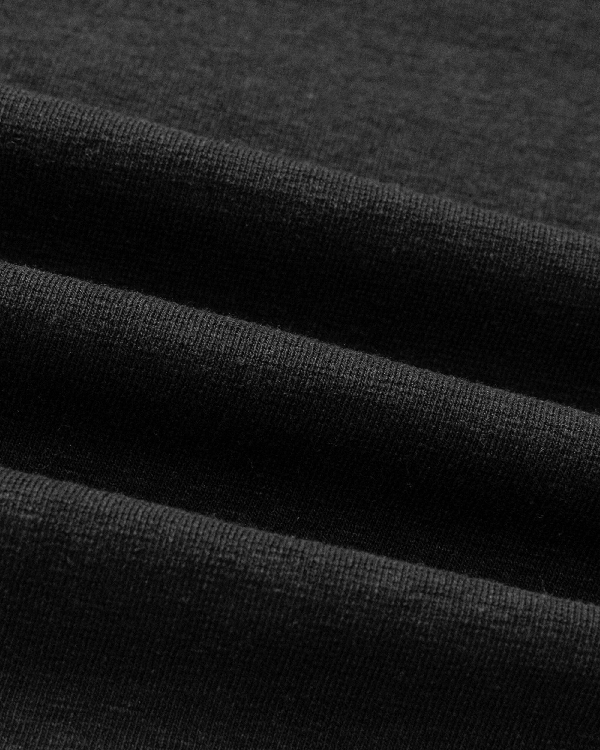 Close-up of hemp–organic cotton stretch knit of the Mockneck (black), highlighting breathable texture.