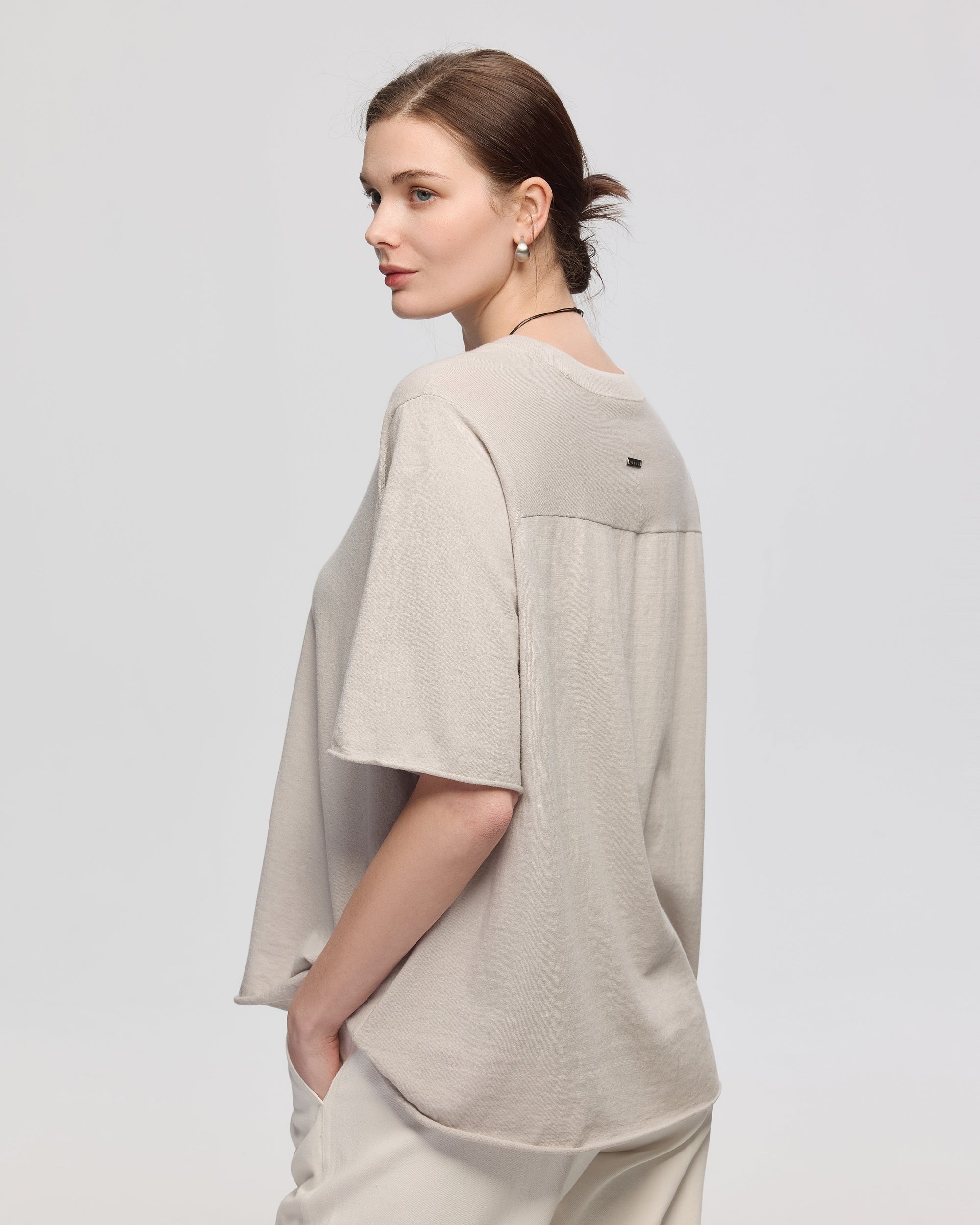sweater-knit-tee-gray-model-back.jpg
Juana Hemp Essentials Sweater Knit Tee gray (sustainable cotton–hemp) back view on model highlighting bias-knit back yoke detail