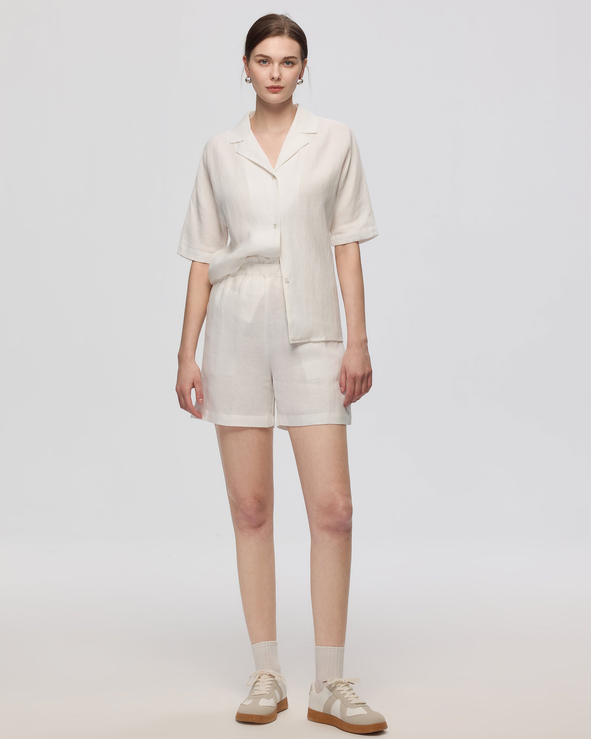 Juana Hemp Pull-on Shorts white (hemp–hemp) on model showing elastic waistband fit