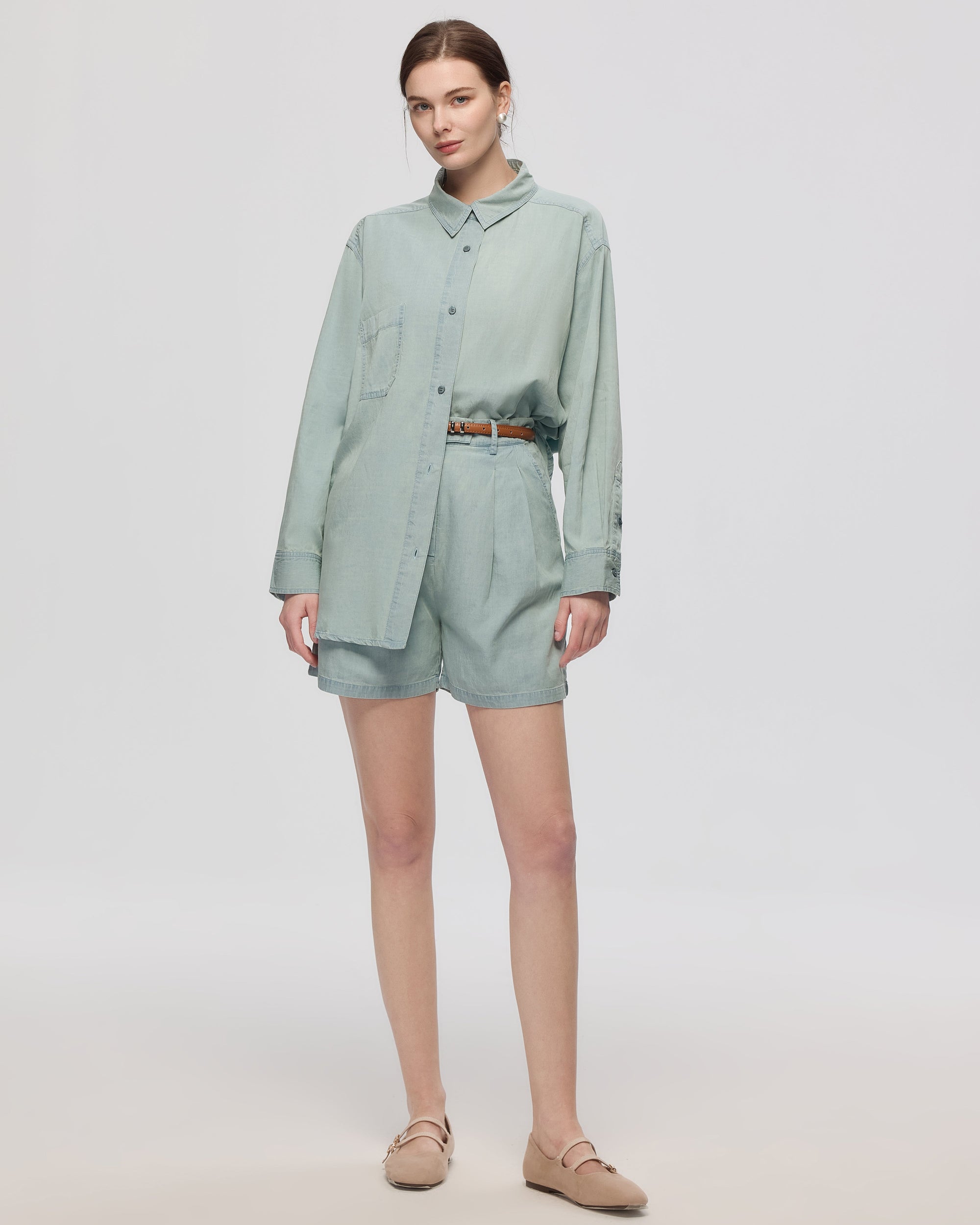 Juana Lyricist Pleated Shorts chambray blue plus Lyricist Oversized Shirt chambray blue (Sustainable Tencel–Cotton–Hemp) complete set look with pleats