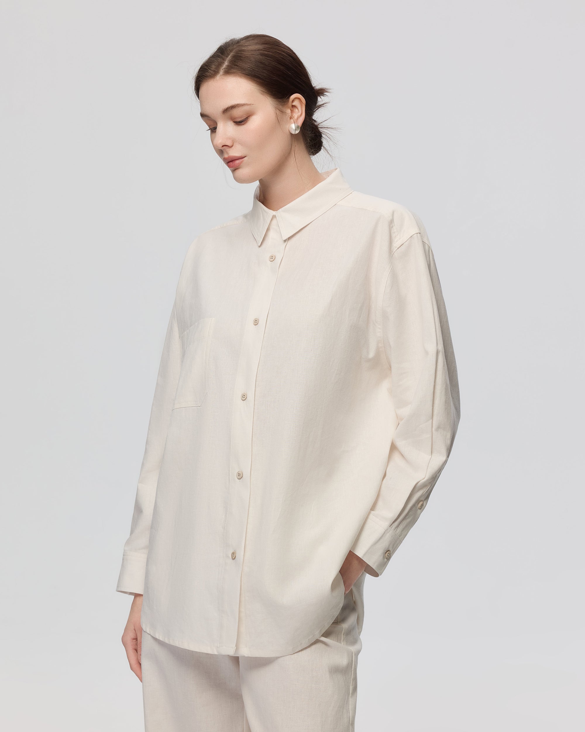 Juana Lyricist Natural Oversized Shirt White (sustainable hemp–cotton blend) open-front layering look