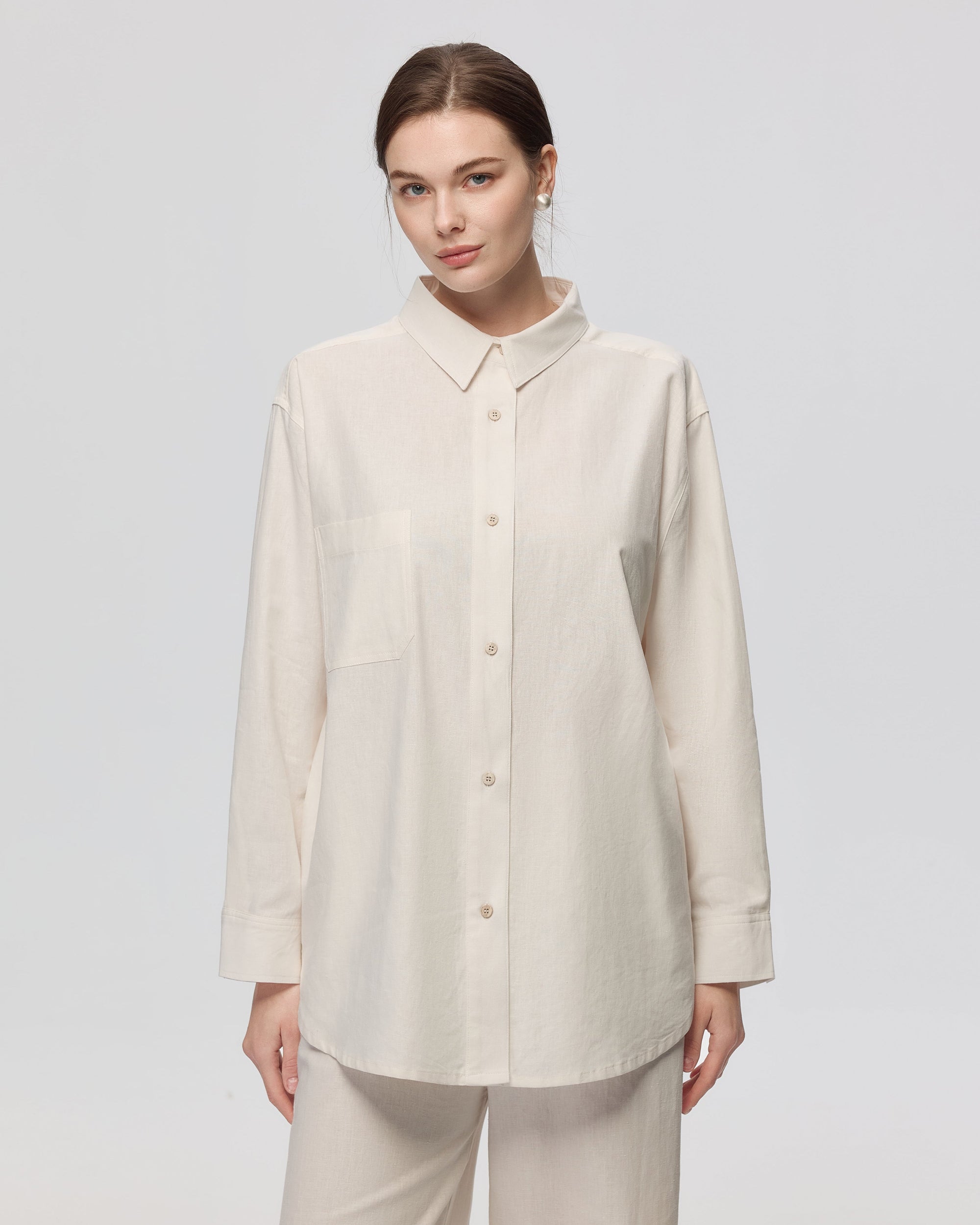 Juana Lyricist Natural Oversized Shirt White (sustainable hemp–cotton blend) relaxed fit on model