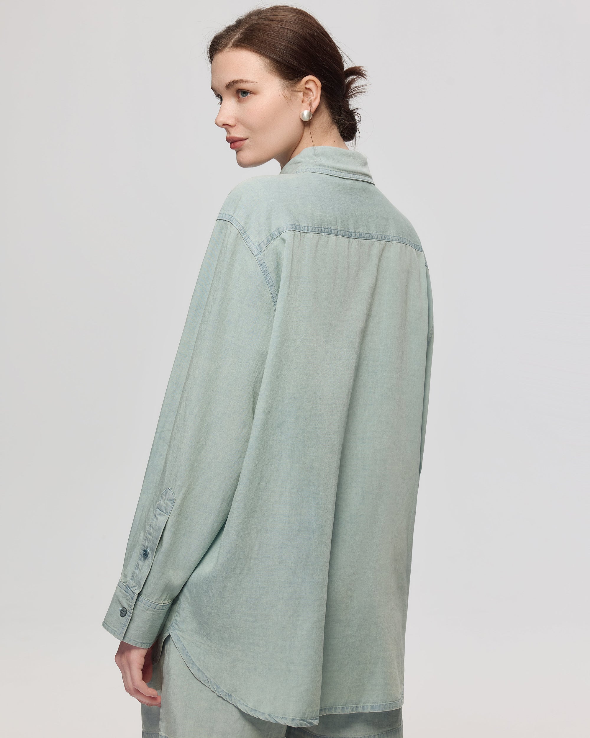Juana Lyricist Oversized Shirt chambray blue (Sustainable Tencel–Cotton–Hemp) featuring back view and relaxed volume
