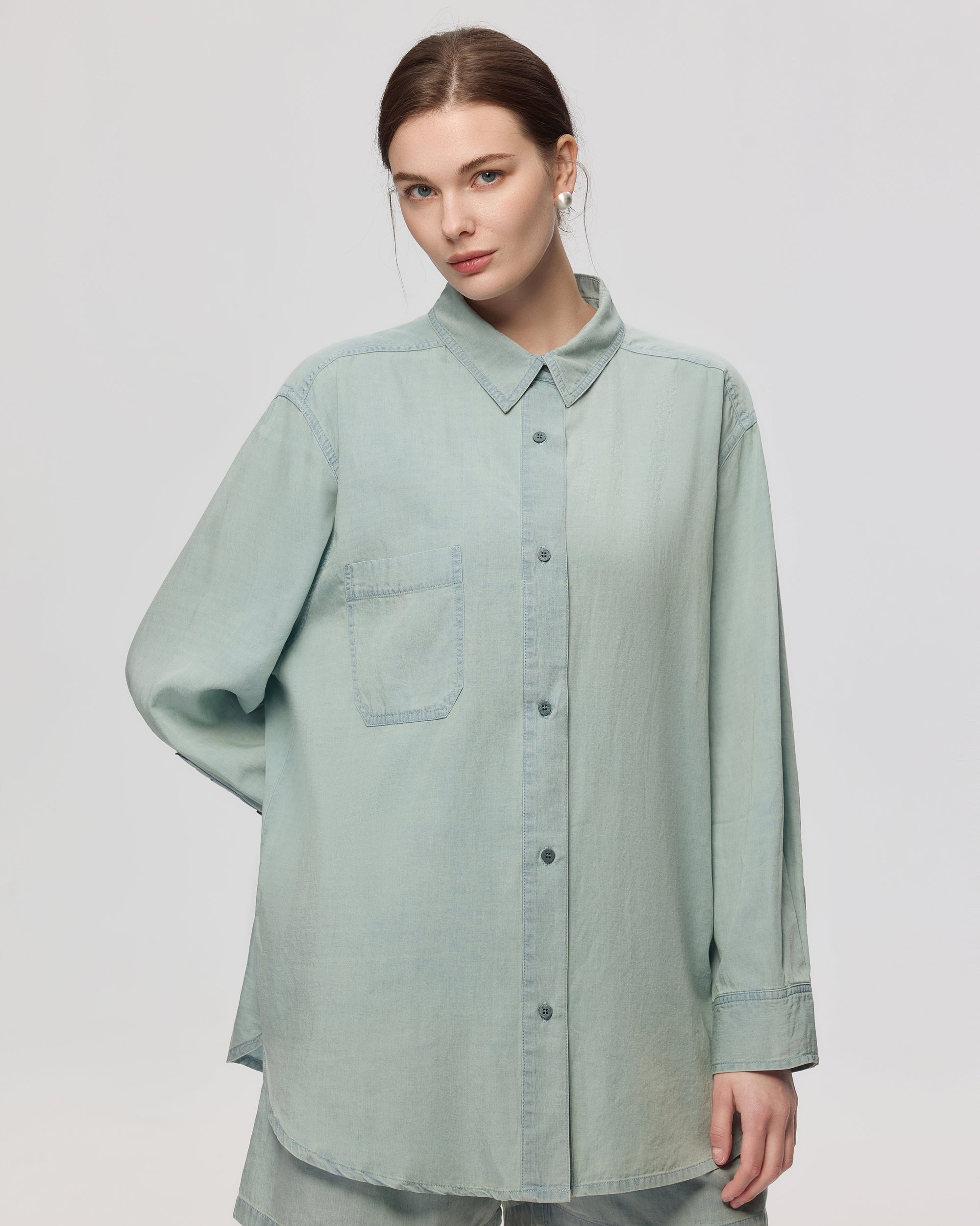 Juana Lyricist Oversized Shirt chambray blue (Sustainable Tencel–Cotton–Hemp) featuring oversized fit and fluid drape