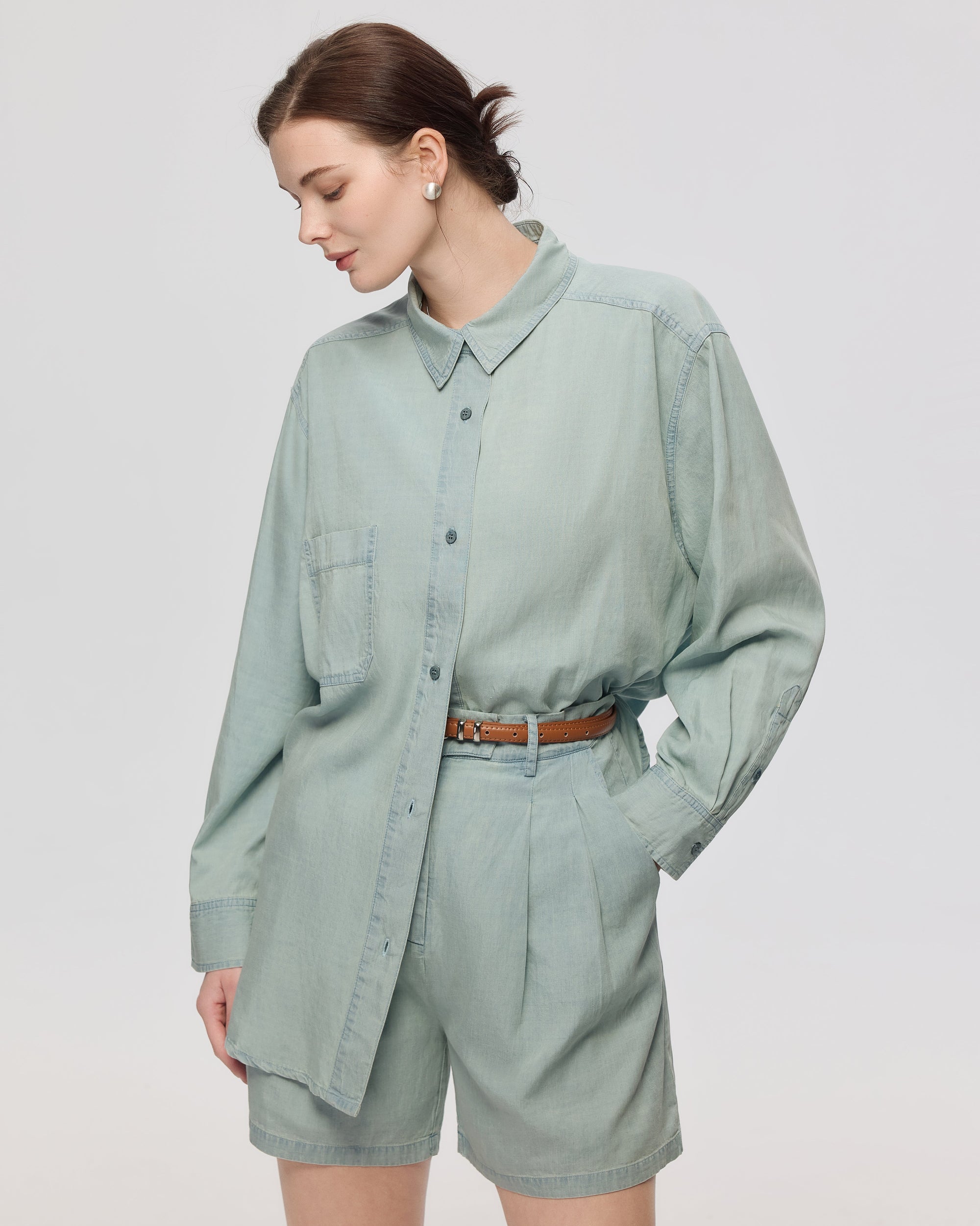 Juana Lyricist Pleated Shorts chambray blue (Sustainable Tencel–Cotton–Hemp) on model with pleated front and relaxed fit