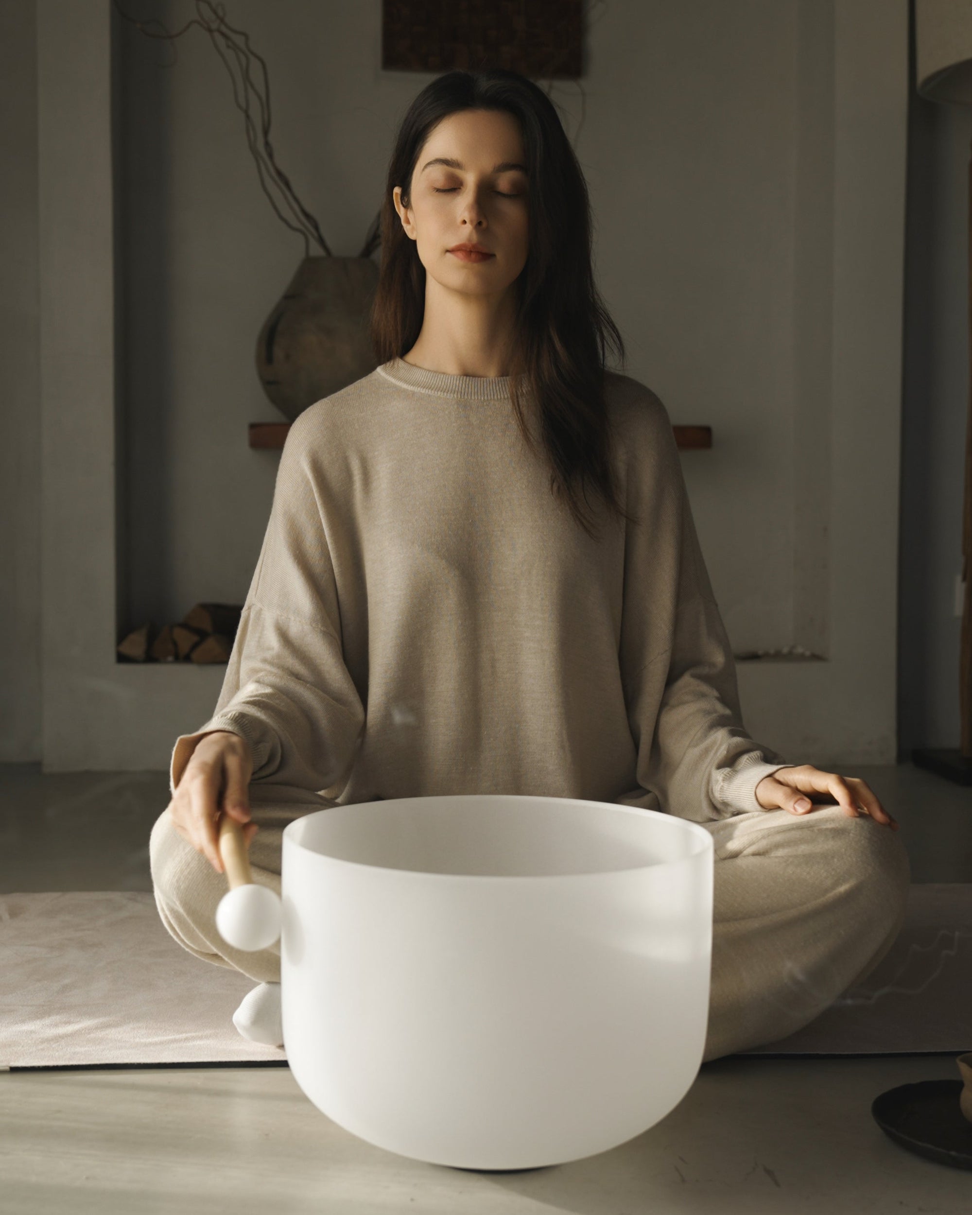 Model is wearing the Nilo set