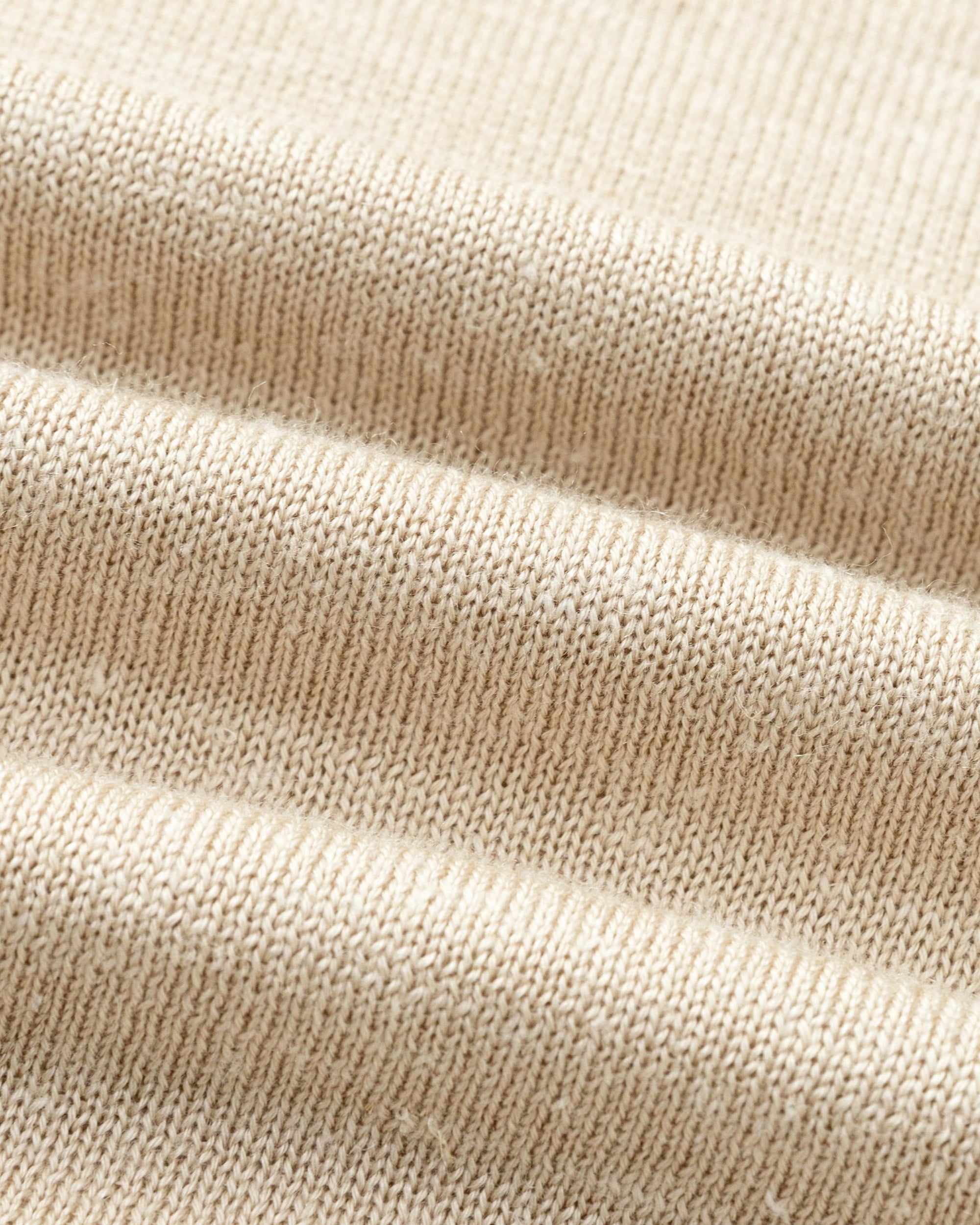 Close-up of merino–silk–hemp knit of Nilo Crewneck (beige), highlighting soft, breathable texture.