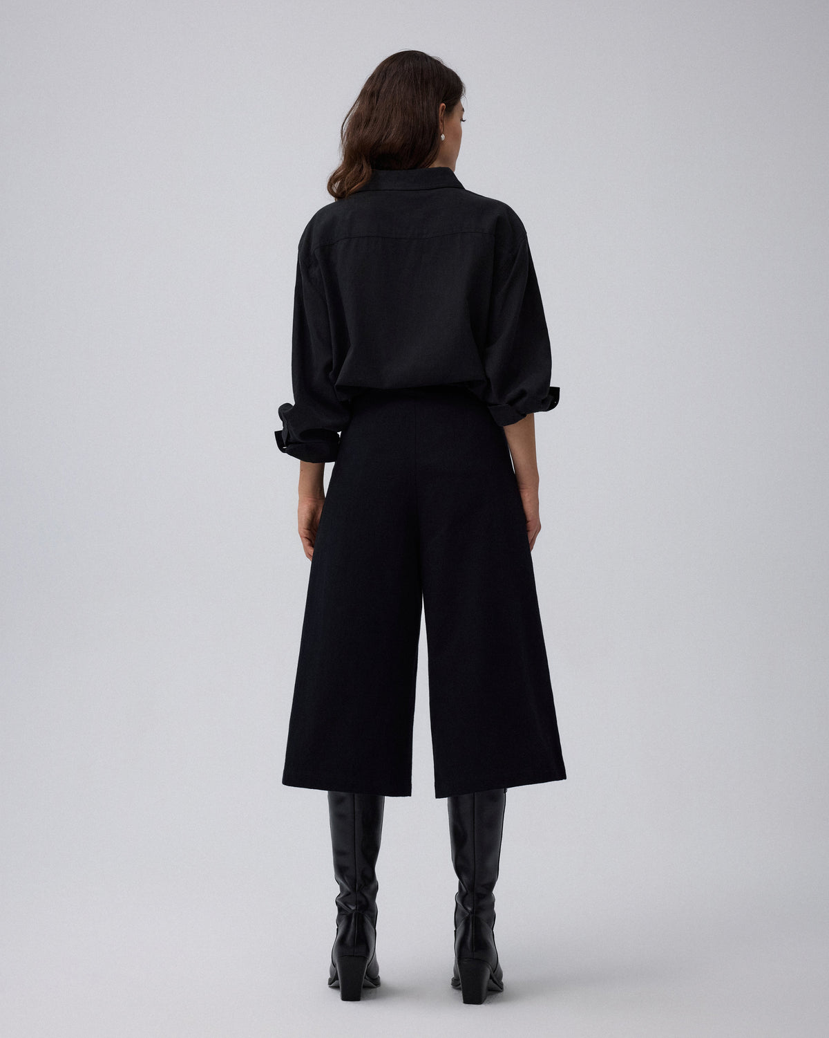 Juana Wide Leg Culotte Shorts Black (hemp–cotton) worn from the back to show the tailored culotte shape