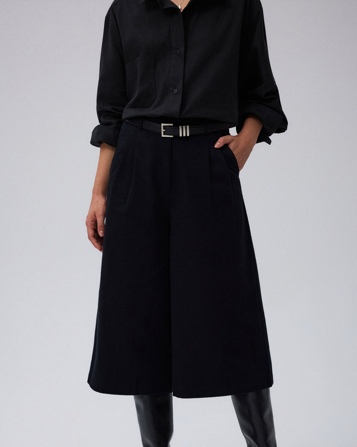 Juana Wide Leg Culotte Shorts Black (hemp–cotton) close-up on the waistband, pleats, and pocket construction
