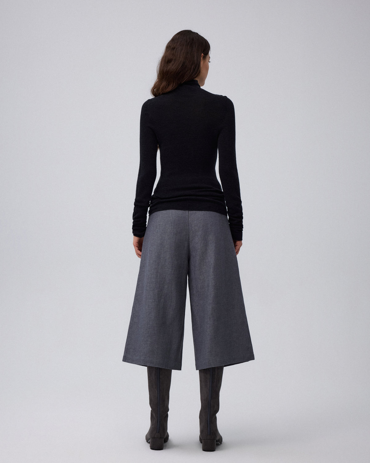 Juana Wide Leg Culotte Shorts Riverstone (hemp–cotton) worn from the back to show the tailored culotte shape