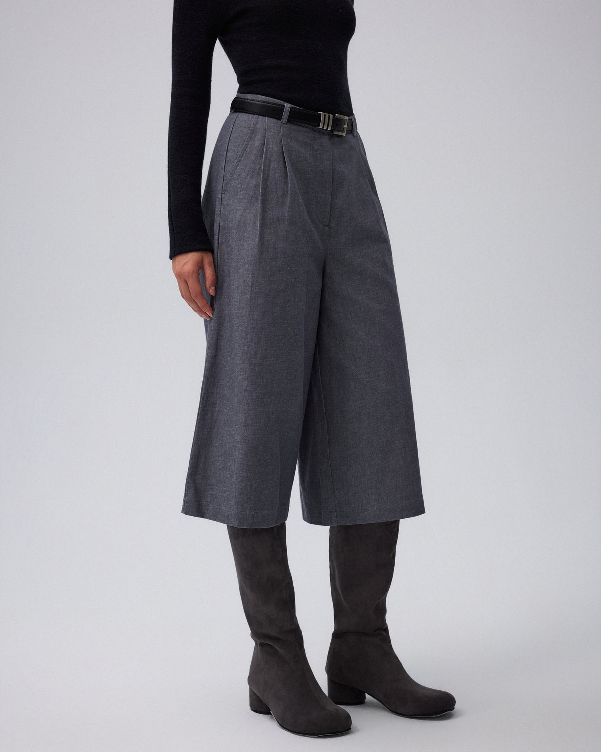 Juana Wide Leg Culotte Shorts Riverstone (hemp–cotton) close-up on the waistband, pleats, and pocket construction