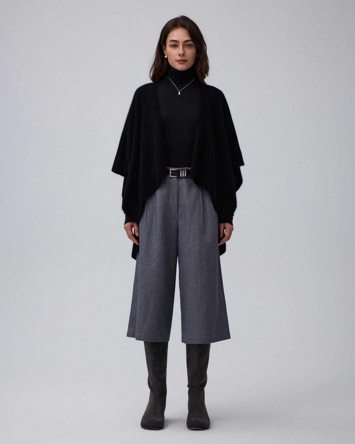 Juana Wide Leg Culotte Shorts Riverstone (hemp–cotton) styled in a relaxed look with deep pockets visible