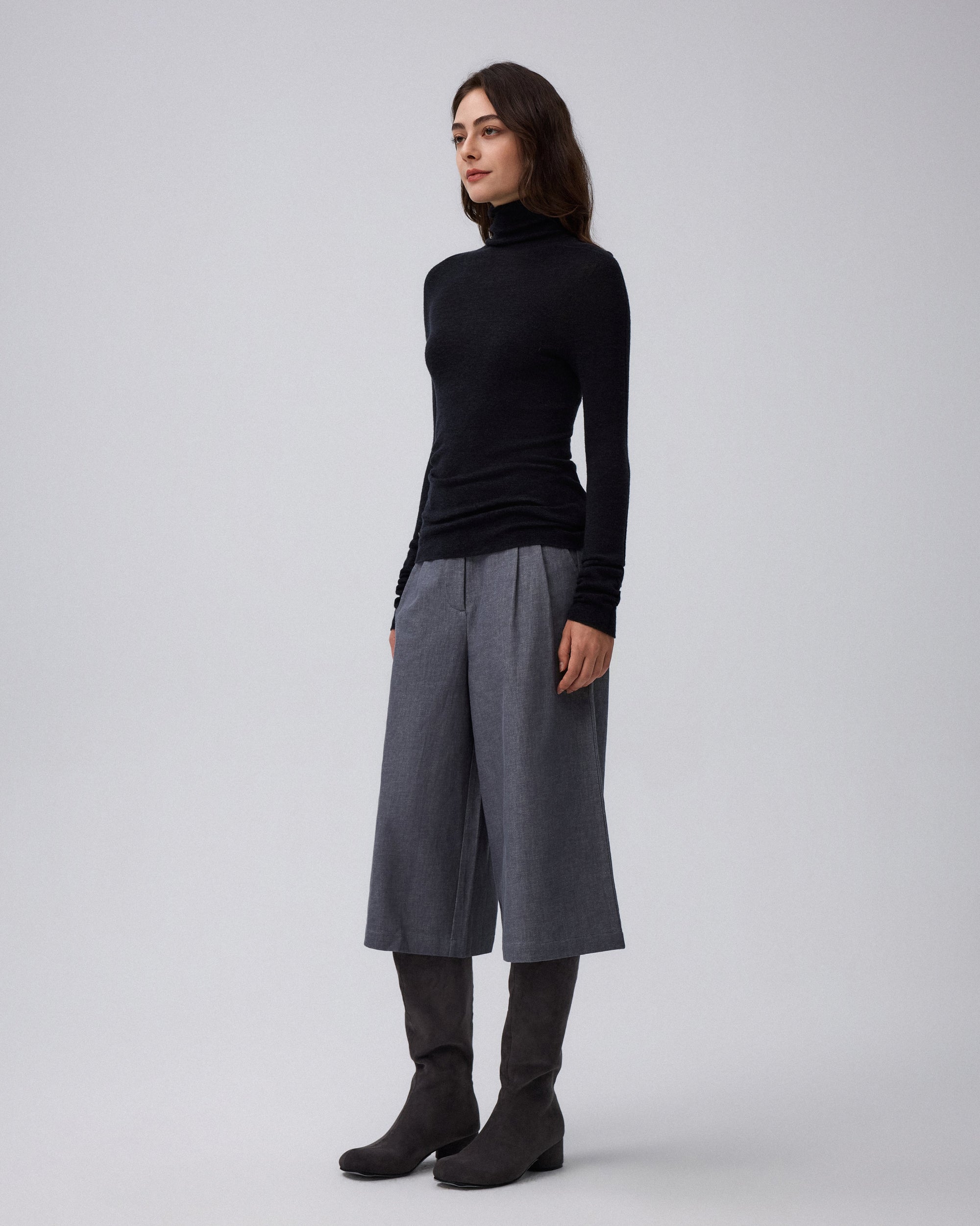 Juana Wide Leg Culotte Shorts Riverstone (hemp–cotton) styled in a relaxed look with deep pockets visible