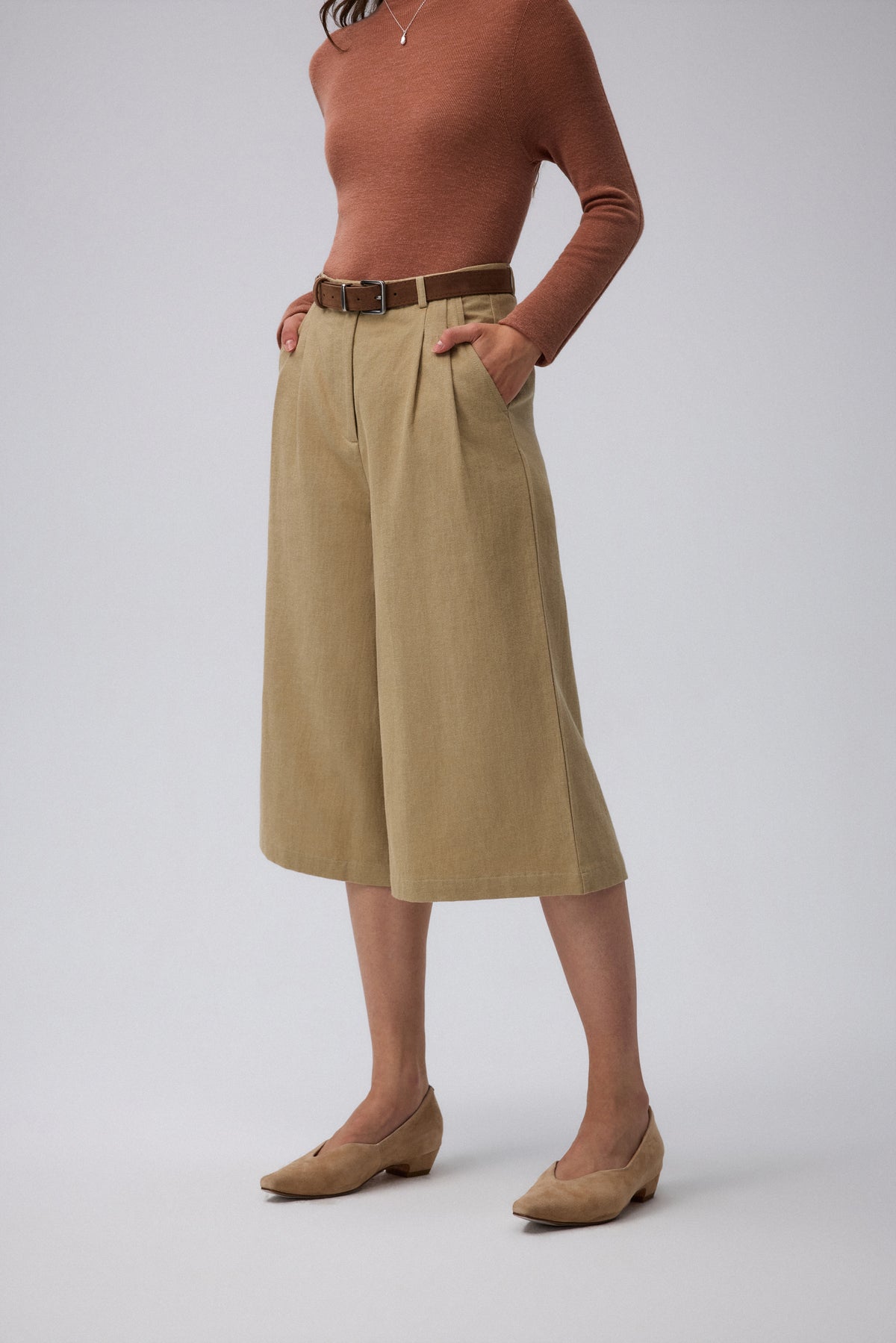 Juana Wide Leg Culotte Shorts Sand (hemp–cotton) close-up on the waistband, pleats, and pocket construction