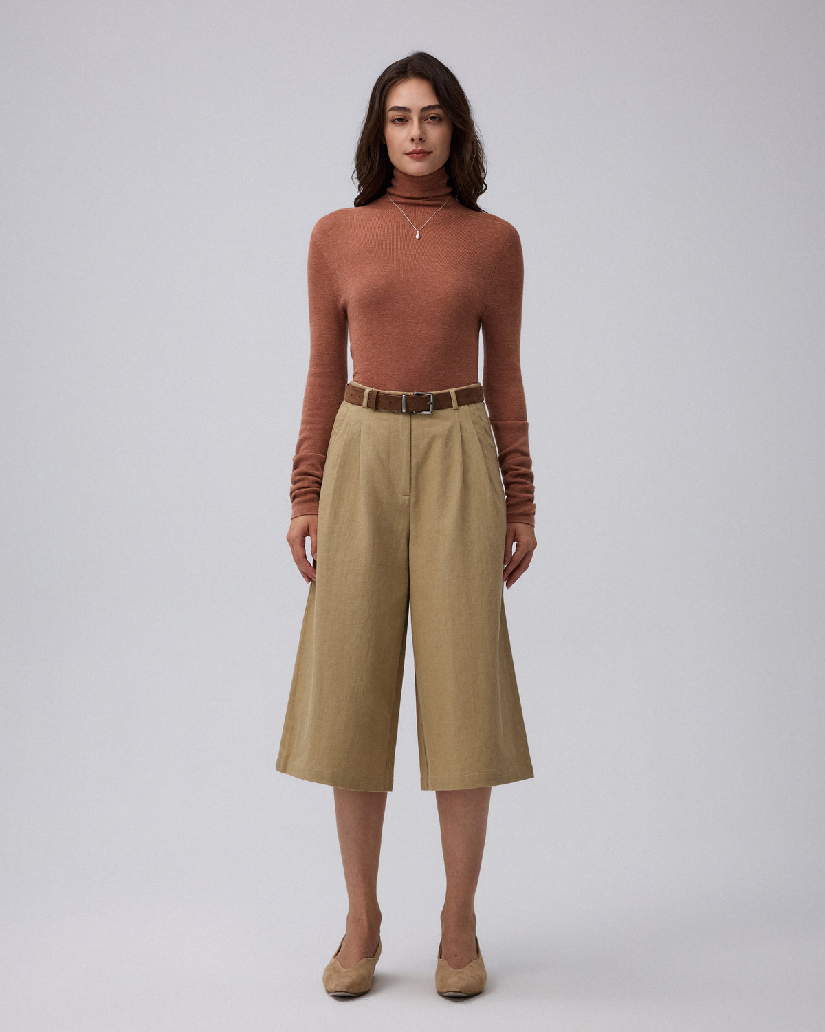 Juana Wide Leg Culotte Shorts Sand (hemp–cotton) styled in a relaxed look with deep pockets visible