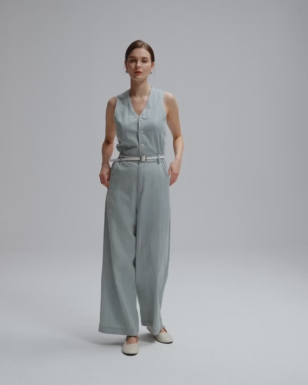 Juana Nahla Jumpsuit chambray blue (tencel–cotton–hemp) 360 video showing wide leg movement and tailored bodice