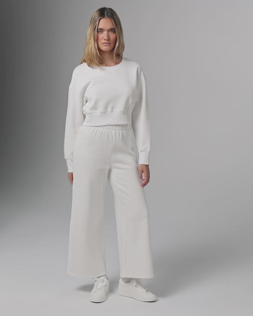 360° video of model wearing Fleece Cropped Sweater (white), showing movement and drape.