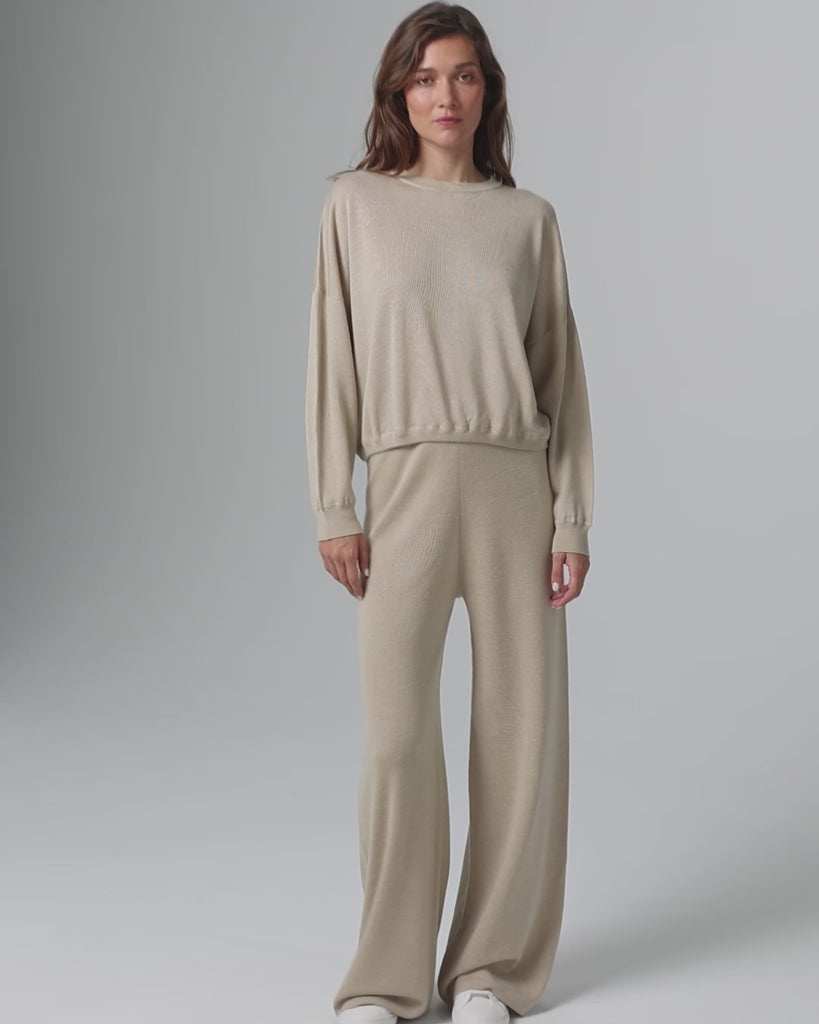 360-degree video of model wearing Nilo Knitted Hemp Pull-on Pants (beige), showing drape and movement.