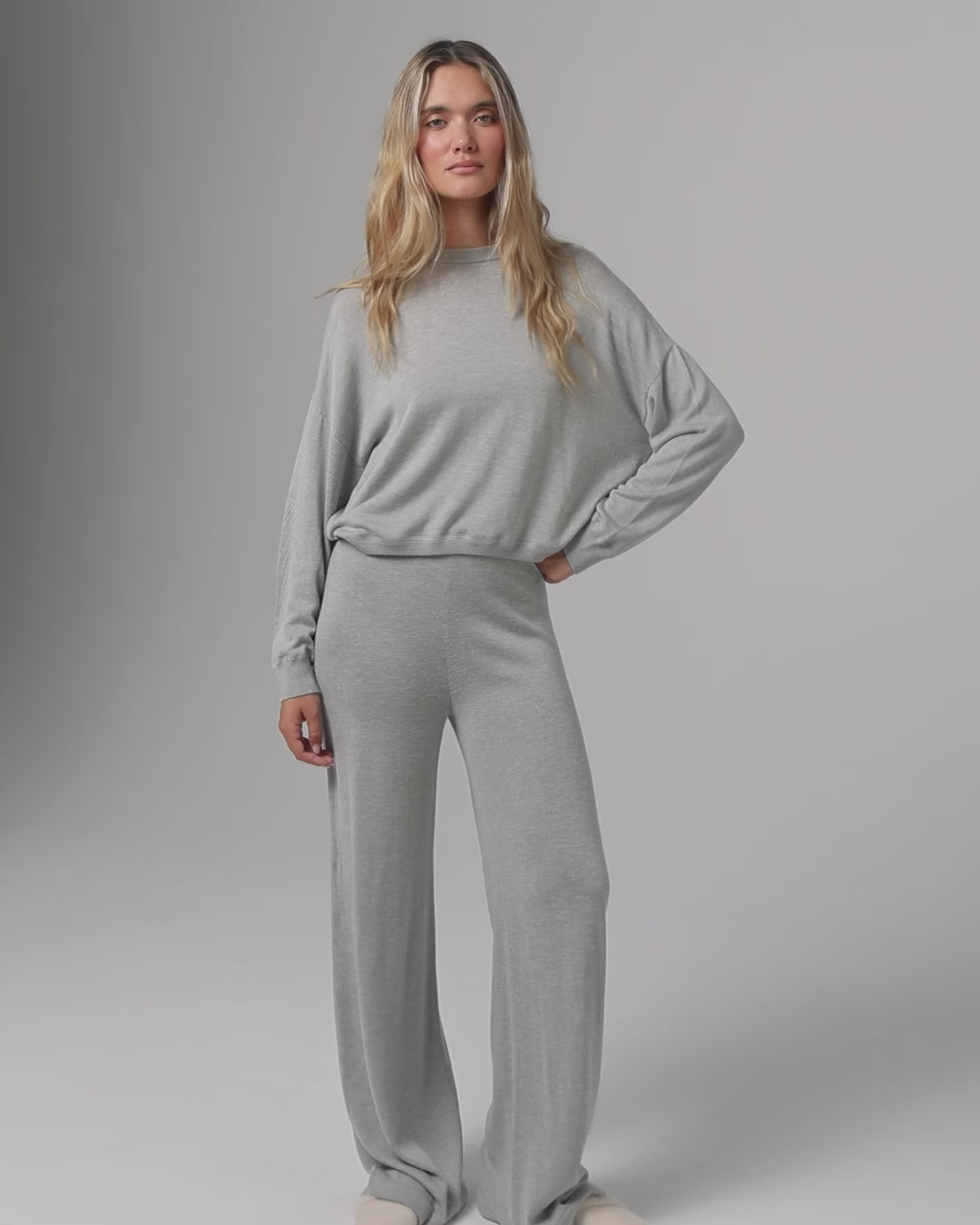 360-degree video of model wearing Nilo Knitted Hemp Pull-on Pants (heather gray), showing drape and movement.